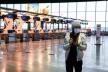 žena na aerodromu s maskom zbog koronavirusa