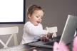 malo dijete zabavlja se na laptopu tijekom izolacije zbog koronavirusa