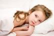 djevojčica sa simptomima infekcije virusom leži u krevetu