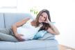 trudnica se opušta kod kuće i relaksira od stresa