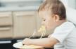dijete jede samostalno i zvače hranu