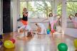 lana presečki i djevojčice vježbaju jogu za djecu