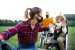 obitelj tijekom vožnje biciklom štiti se od koronavirusa maskama za lice