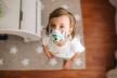 dijete nosi masku zbog pandemije koronavirusa
