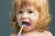 djevojčica pere zube