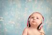 beba sa slušalicama