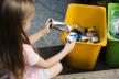djevojčica reciklira otpad