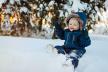 jednogodišnji dječak na snijegu