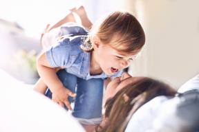 smijehom i dobrim raspoloženjem mama i dijete pokušavaju zaboraviti na krizu uzrokovanu koronavirusom