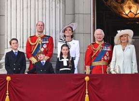 Kate Middleton i princ William na balkonu s obitelji