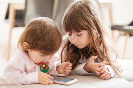 koliko-vremena-vasa-djeca-provode-pred-ekranima-mobitelima-tabletima-koje-su-posljedice