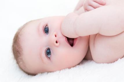 Razvoj šake od rođenja do šestog mjeseca: Zašto nije dobro stavljati prste u bebine šake