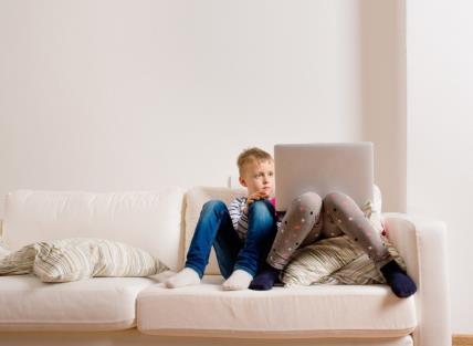 dječak i djevojčica u online školi kod kuće