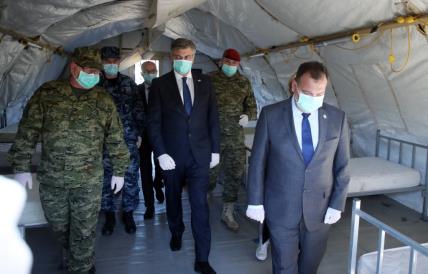 ministra vili beroš i premijer andrej plenković obilaze šator u akciji borbe protiv koronavirusa