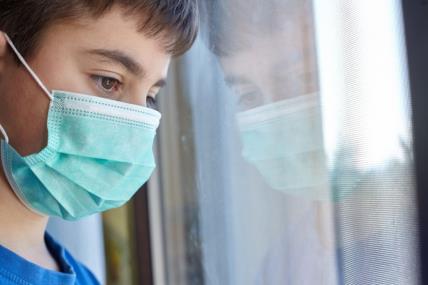 nošenje zaštitne maske za lice zbog pandemije koronavirusa