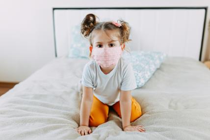 dijete za zaštitnom maskom protiv koronavirusa