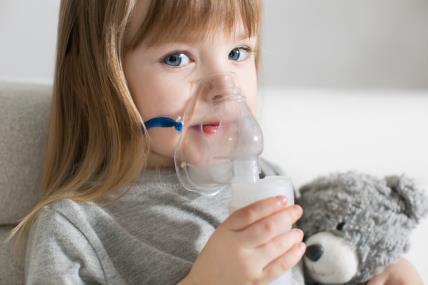 dijete oboljelo od astme u vrijeme pandemije koronavirusa