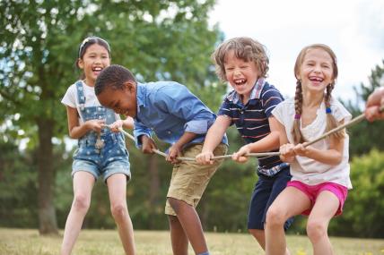 djeca vsih rasa igraju se zajedno i uče o važnosti tolerancije različitosti