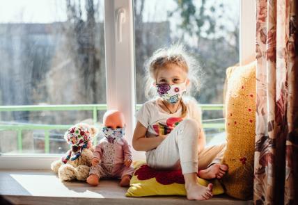 djevojčica u samoizolaciji štiti se maskom za lice od koronavirusa