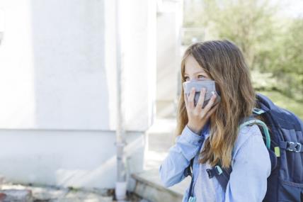 djevojčica ide u školu s maskom za lice zbog koronavirusa