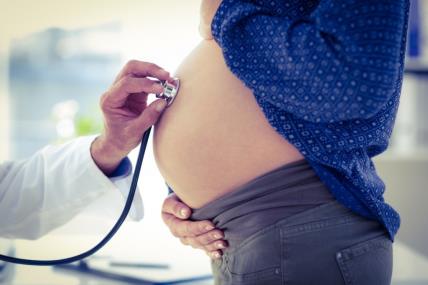 trudnica neposredno prije poroda na pregledu kod liječnika
