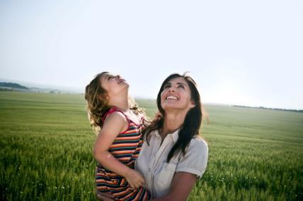 mama i dijete uživaju u zajedničkom vremenu u prirodi, bez mobitela i ostalih ekrana