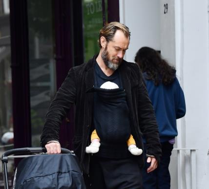 Jude Law šeće s novorođenom bebom