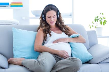 trudnica sluša glazbu