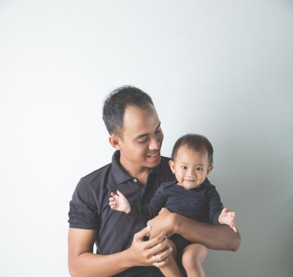azijski tata nosi bebu
