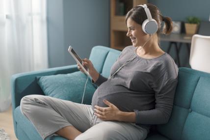 trudnica sluša mjuzu