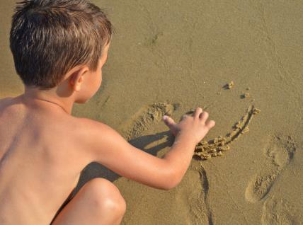 ideje-za-igre-na-plazi-s-djecom-igrajte-se-morem-kamencicima-i-pijeskom