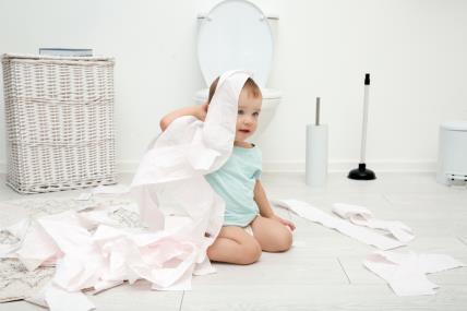 beba se igra toaletnim papirom