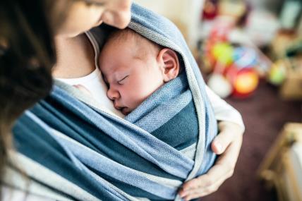 kako-umiriti-novorodence-plakanje-kada-beba-place-majcino-tijelo-odgovara-stresom-foto
