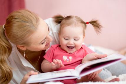 mama čita s bebom