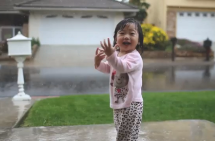 djevojčica na kiši