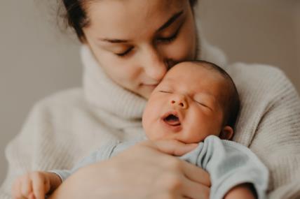 mama uspavljuje bebu