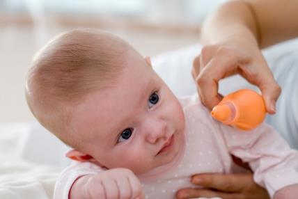 čišćenje bebinog nosa