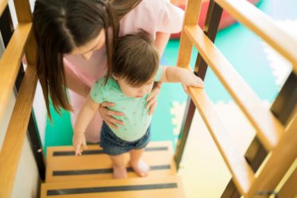 Kako naučiti bebu da svlada stepenice