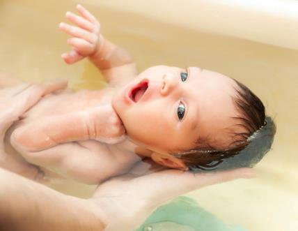 prvo kupanje novorođenčeta