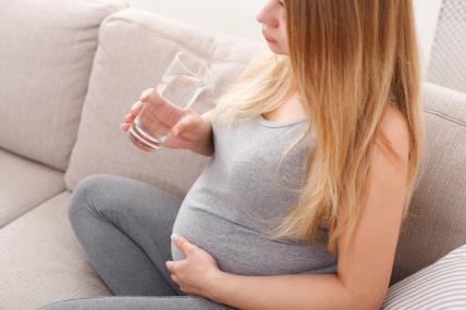 trudnica pije vodu