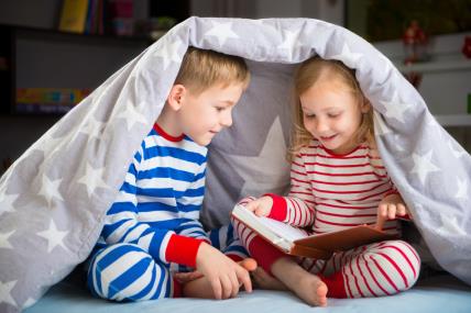 dječak i djevojčica čitaju