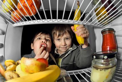 djeca jedu iz hladnjaka