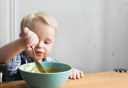 dijete jede juhu od mrkve