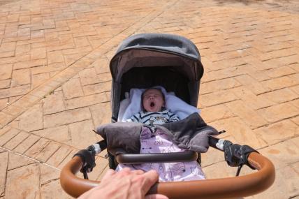 beba u kolicima