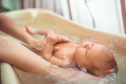 Zašto novorođene bebe imaju prištiće i kako ih tretirati