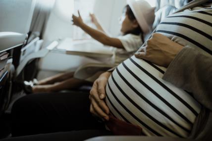 trudnica u avionu
