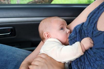 beba doji u autu