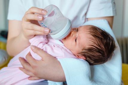 Novorođenče pije mlijeko.jpg
