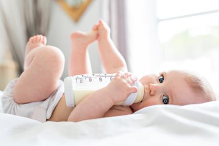 beba pije mlijeko.jpg