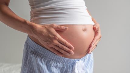 trudnica mazi trbuh
